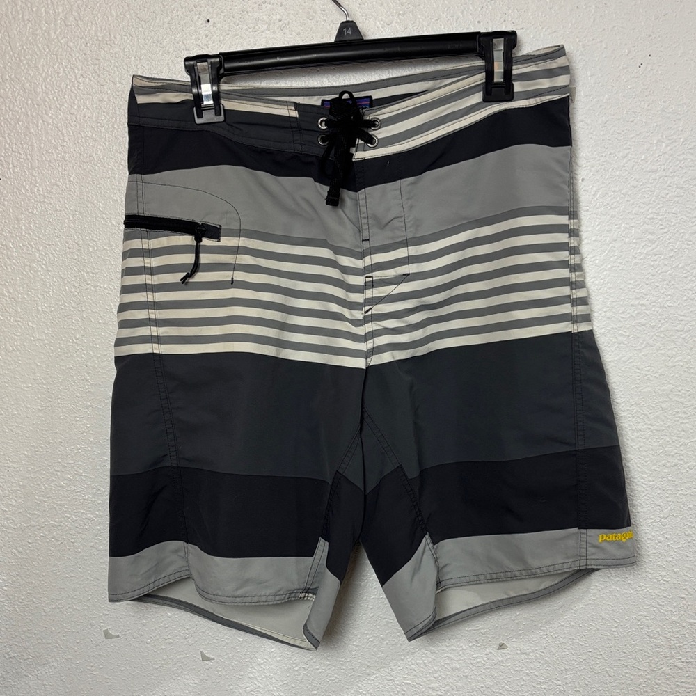 863. Men’s Patagonia Gray and Black Striped Swim Board Shorts. Sz31
